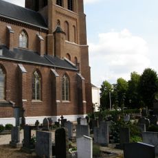 Sint Janskerk: ommuurde kerkhof met smeedijzeren poort en verschillende graftekens