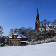 Kirche (mit Ausstattung) sowie Leichenhalle mit Friedhofsverwaltung (siehe auch Sachgesamtheitsliste - ID 09301606) Hauptstraße 13b