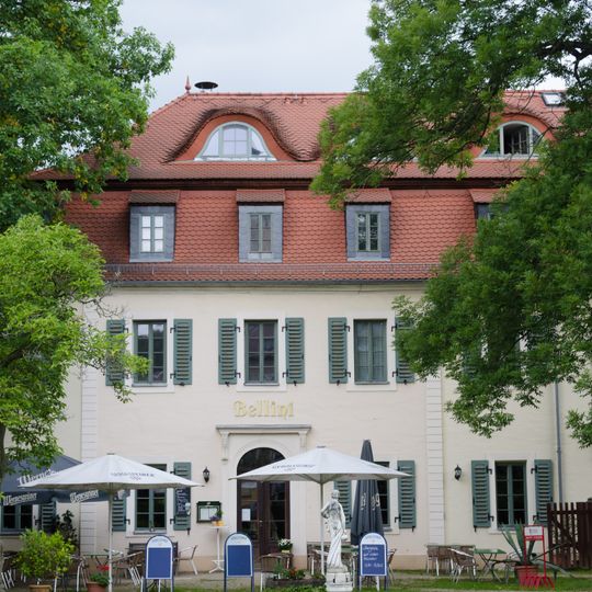 Wohnhaus in halboffener Bebauung mit Garten, Stützmauern und Resten der Einfriedung Am Plan 7