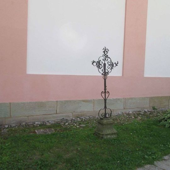 Kovaný kříž u kostela v Manětíně