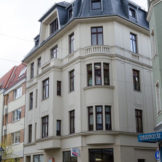 Wohn- und Geschäftshaus in Ecklage Hauptstraße 44