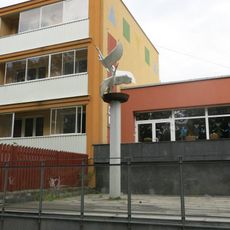 Plastika Hnízdo u vchodu do dětského domova v Mostě