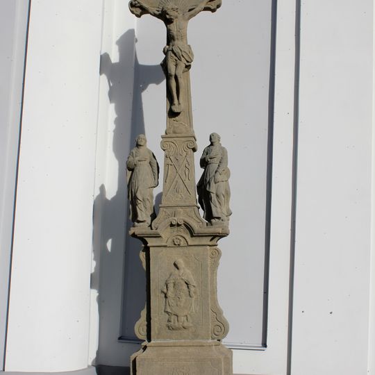 Kamenný kříž u kostela svatého Petra z Alkantary