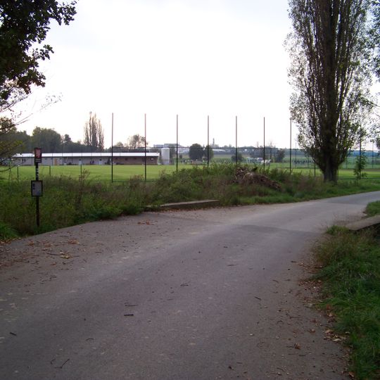 Most asfaltové cesty přes Říčanský potok u severního okraje uhříněveské obory