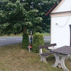 Kříž u kaple v Dolních Hrachovicích