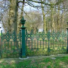 Familiebegraafplaats Uniken, laan met toegangshek