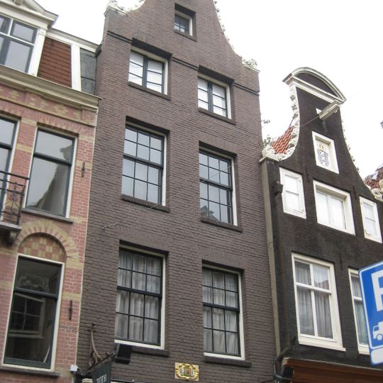 Huis, vanwege de zandstenen afdekkingen in het fronton van de klokvormige top