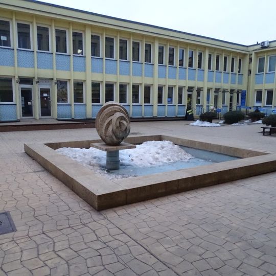 Kašna s kamennou plastikou v atriu polikliniky Zahradní Město