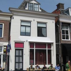 Pand onder zadeldak met gepleisterde lijstgevel