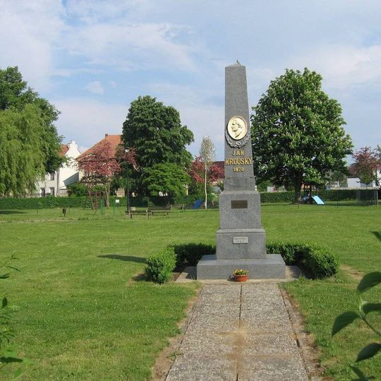 Pomník Jana Krouského na náměstí v Katusicích