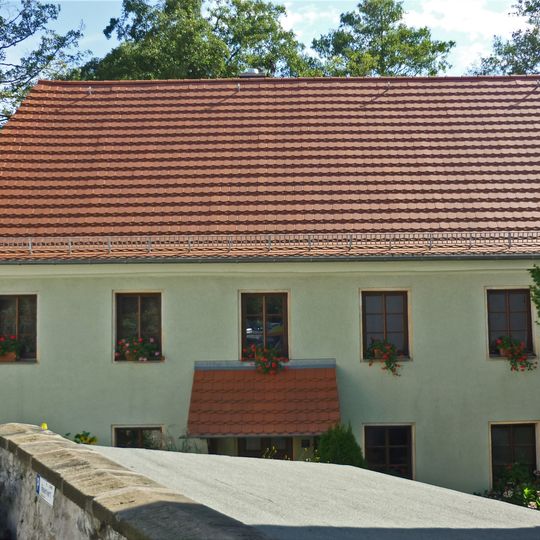 Ländliches Wohnhaus in offener Bebauung Schloßstraße 9