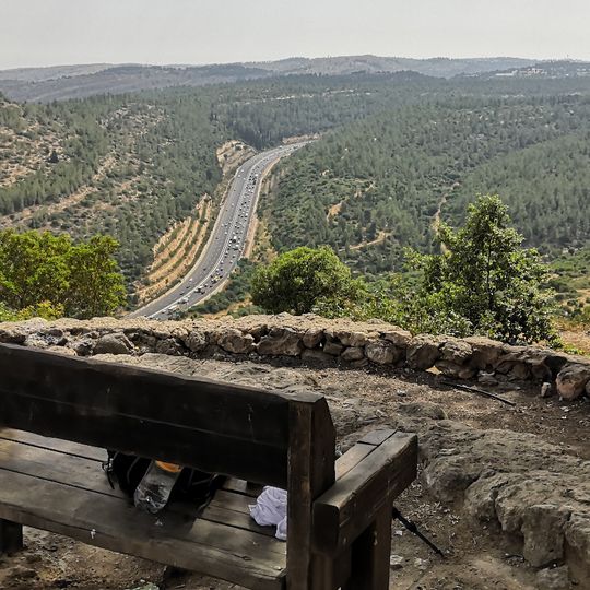נקודת תצפית על שער הגיא עם ספסל שמשקיפה על כביש 1 ועל הרכס שמצפונו שכולל משלטים נוספים
