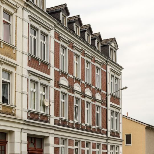 Mietshaus in halboffener Bebauung in Ecklage Schillerstraße 19