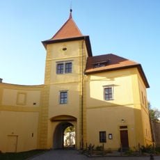 Hradní věž s branou