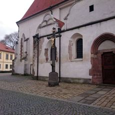 Kříž u kostela Narození Panny Marie v Písku