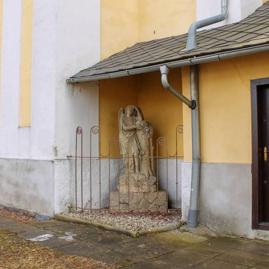 Socha anděla v Rohli u kostela