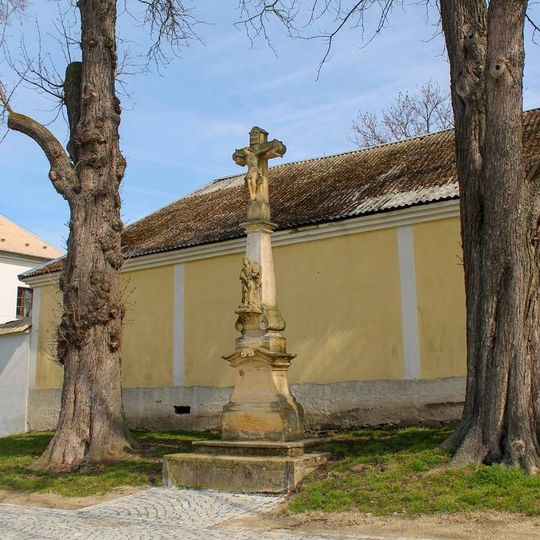 Kříž v Újezdu vedle kostela