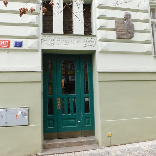 Pamětní deska Václava Černého na domě U Kanálky 1417/1 na Vinohradech