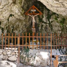Grotte unterhalb des Arco-Schlößchen N von Neuburg