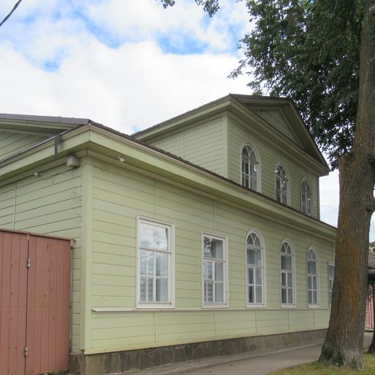 Жилой дом с воротами