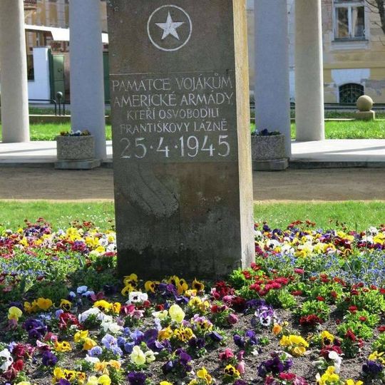 Pomník osvobození u Plynových lázní ve Františkových Lázních