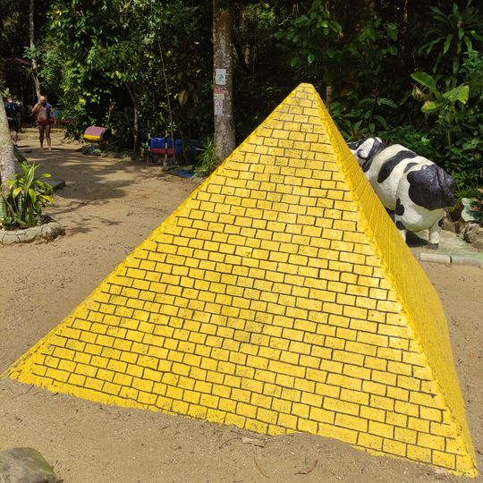 Escultura Naif - A Pirâmide