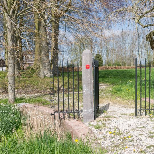 Martenastate, grafheuvel en dam met hek