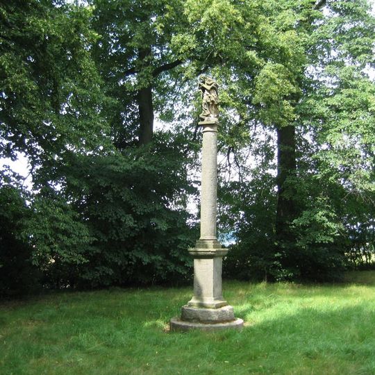 Sloup se sochou svatého Jana Nepomuckého u místní komunikace západně od muzea bitvy U Sadové