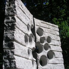 Plastika Brána do vesmíru v zámeckém parku v Třešti