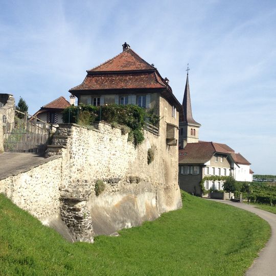 Bauernhaus an die Mauer der Burg Font gelehnt