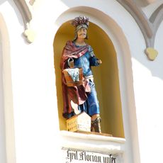 Nischenfigur und Hofeinfahrt