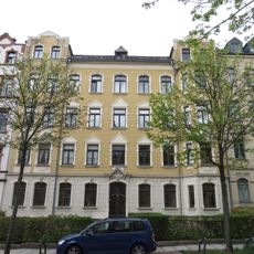 Mietshaus in geschlossener Bebauung mit Vorgarten Weststraße 62