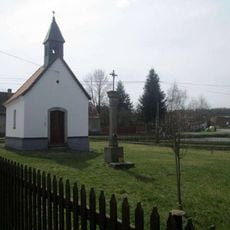 Kříž u kaple v Loužné