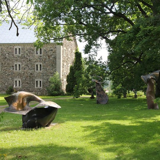 Nissbackan kartanon veistospuisto