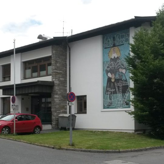 Schule mit Wandmalerei