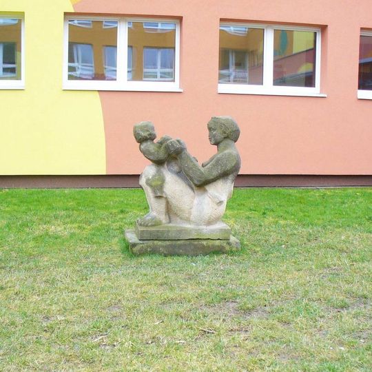 Socha matky s dítětem u školy v Březenecké ulici v Chomutově