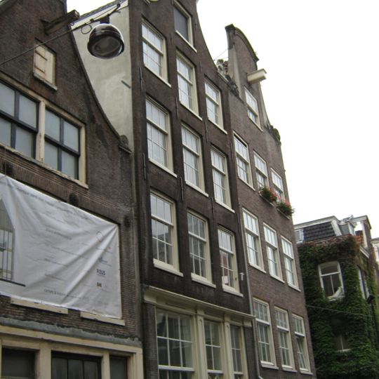 Pand met klokgevel met pui