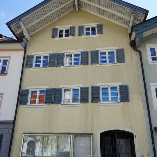 Wohnhaus mit Laden