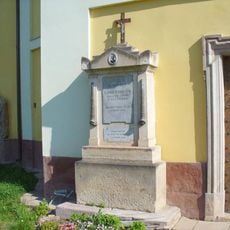 Pomník lidického faráře Josefa Štemberka u kostela v Pecce