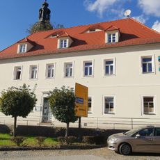 Ehemalige Knabenschule in halboffener Bebauung Schloßstraße 28