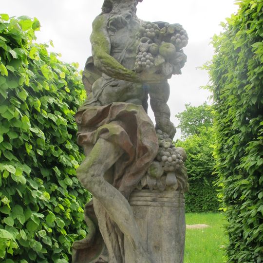 Alegorická socha Říjen v zahradě zámku v Lysé nad Labem
