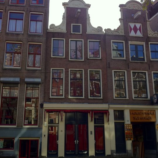 Huis vanwege de natuurstenen vleugelstukken en afdekking met krab van de top afkomstig van haarlemmerstraat 29