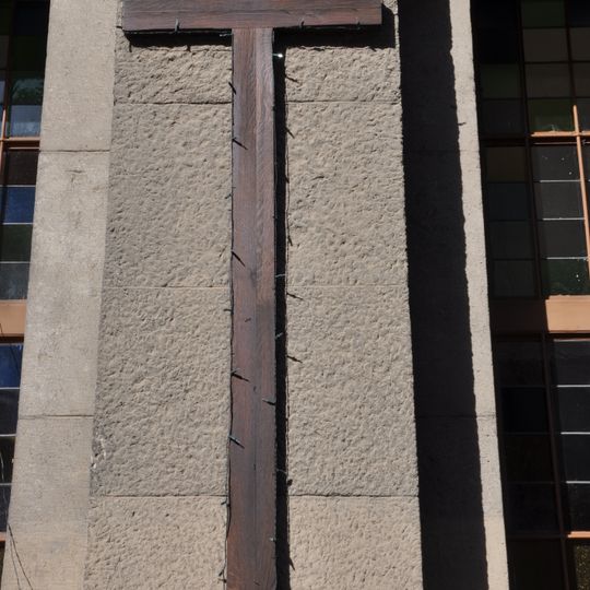 Dřevěný kříž na Grohově ulici v Brně