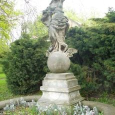 Socha Niké v zámeckém parku v Duchcově