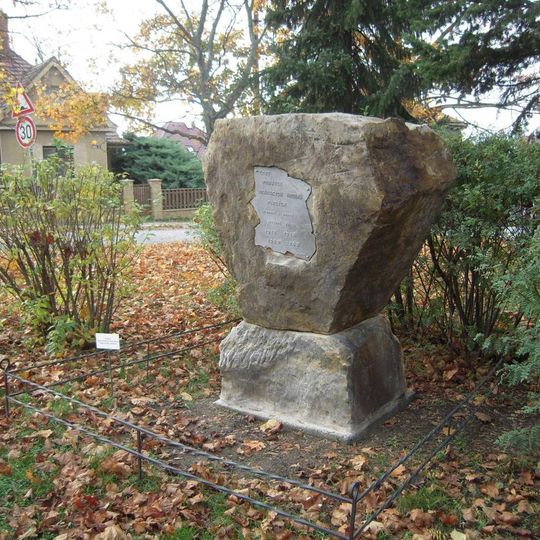 Pomník padlým z místní části Vrábí u Pražské ulice v Brandýse nad Labem
