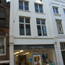 Pand met aan de wijnhaven gevel onder rechte lijst