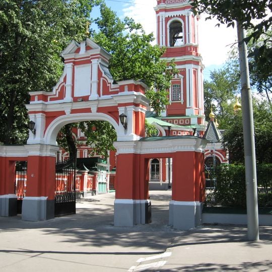 Ограда с северными воротами