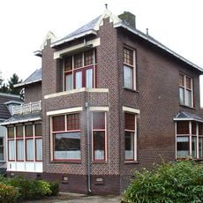 Rentenierswoning in rationalistische stijl met aangebouwde schuur