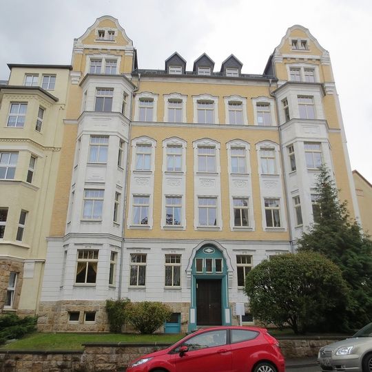 Mietshaus in halboffener Bebauung mit Vorgarten und Einfriedungsmauer Mozartstraße 12