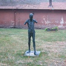 Socha Mučedník v parku před muzeem v Malé pevnosti Terezín